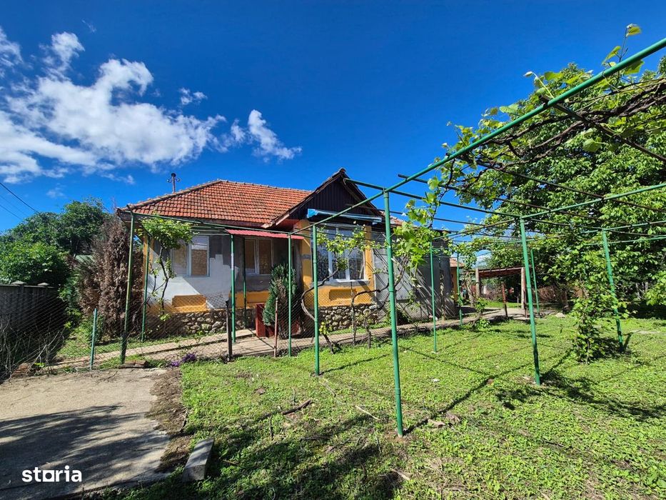 Casă cu 3 camere și teren generos de 4820 mp