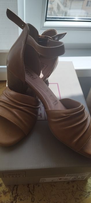 Нови сандали с малък ток.Цвят карамел.35 лв.