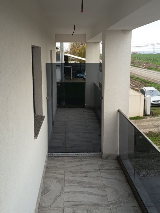 Balustrada din sticla securizata fixata in profil menghina