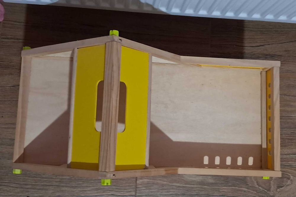 casa de papusi din lemn si plastic cu papusi si mobila