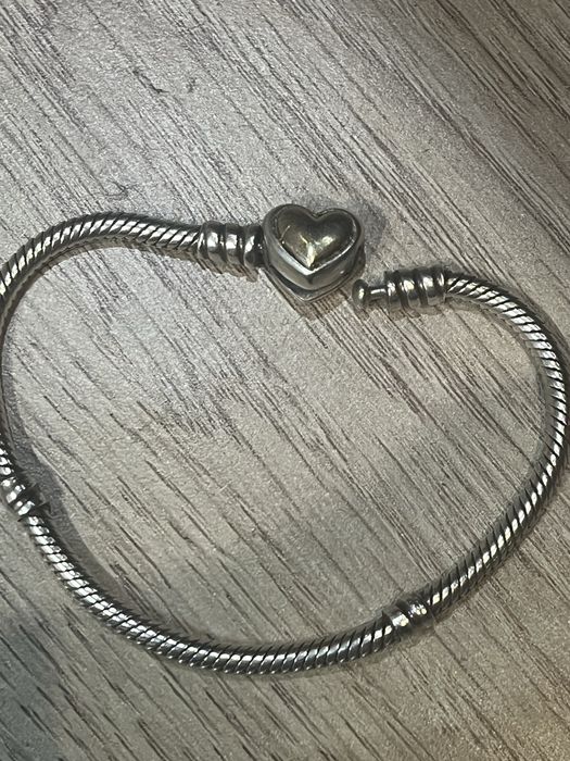 оригинална Pandora Moments гривна със златно сърце (модел 599380C00).