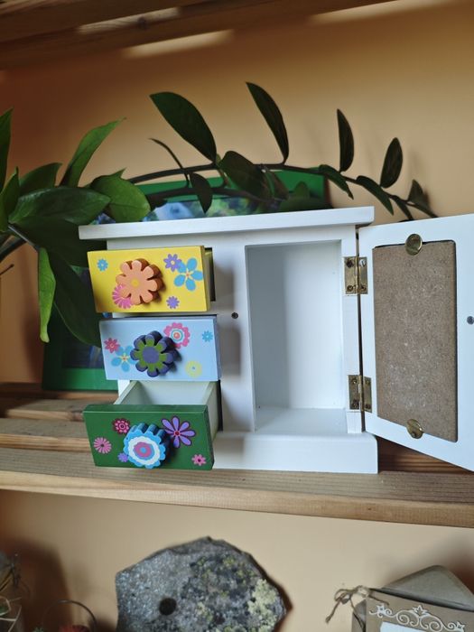 Декоративно шкафче с огледало и три чекмеджета + розова саксия