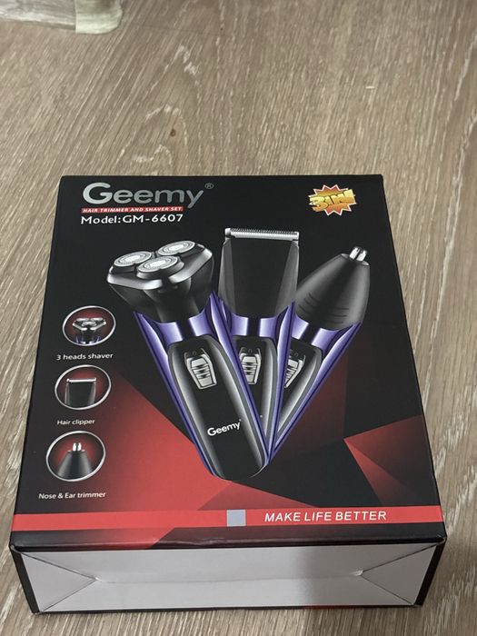 Триммер с тремя насадками.