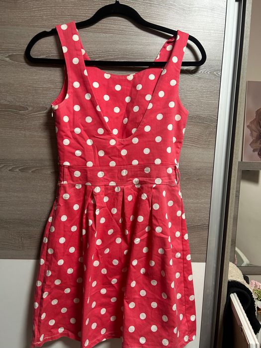 Рокля на бели точки