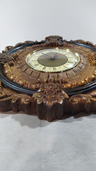 Часы. Корпус из дерева.  Резьба.