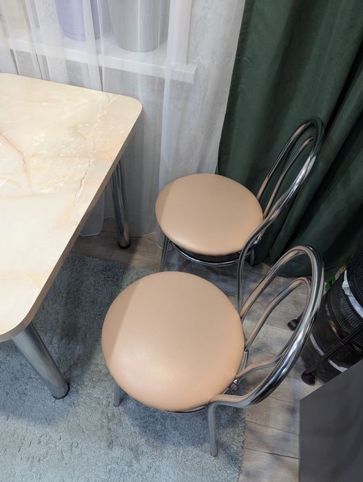 Кухонный стол со стульями