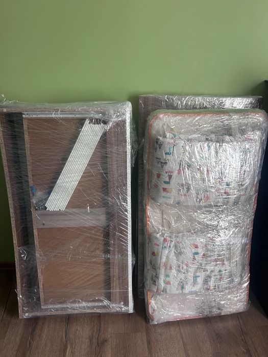 Продавам детско легло с матрак и подарък обиколници