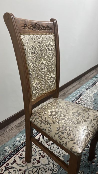 Продам срочно стол со стулями