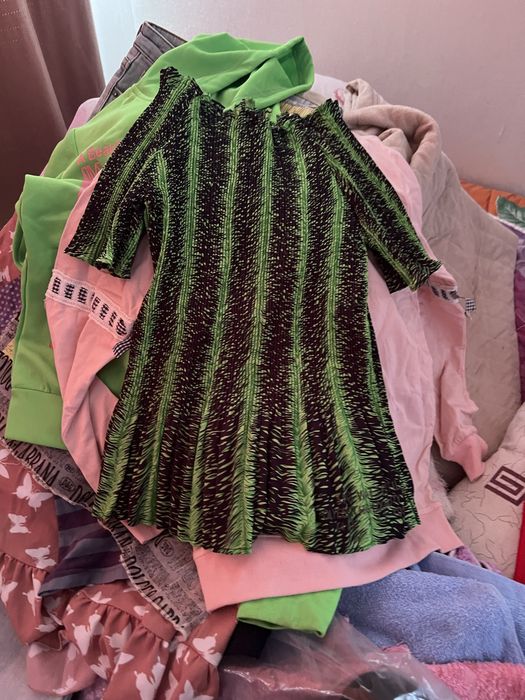 Пакет одежды для женшин и девочек разного возраста