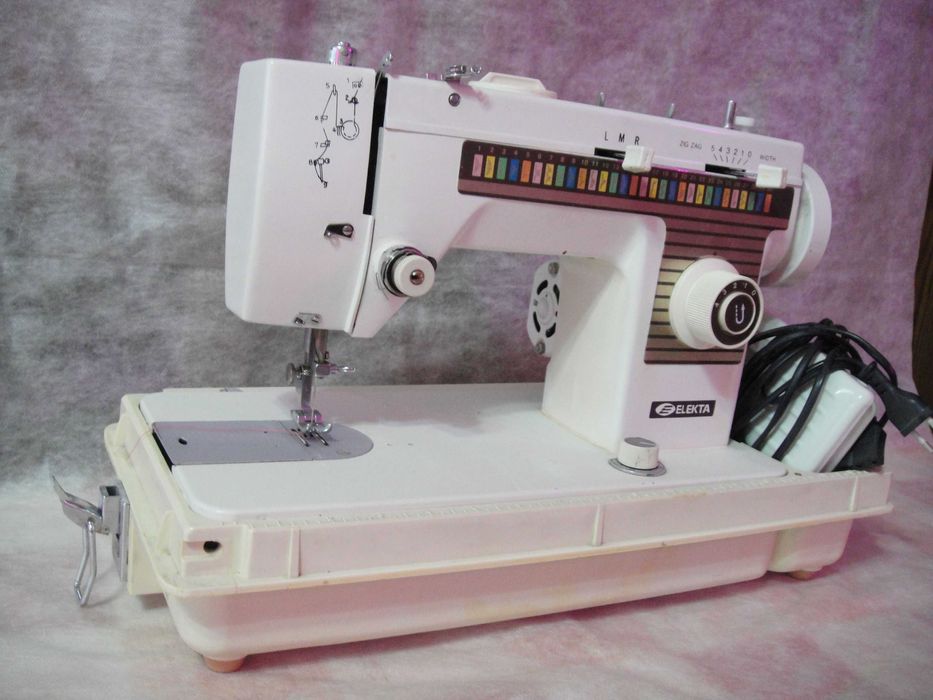 Швейная машинка " ELEKTA ".