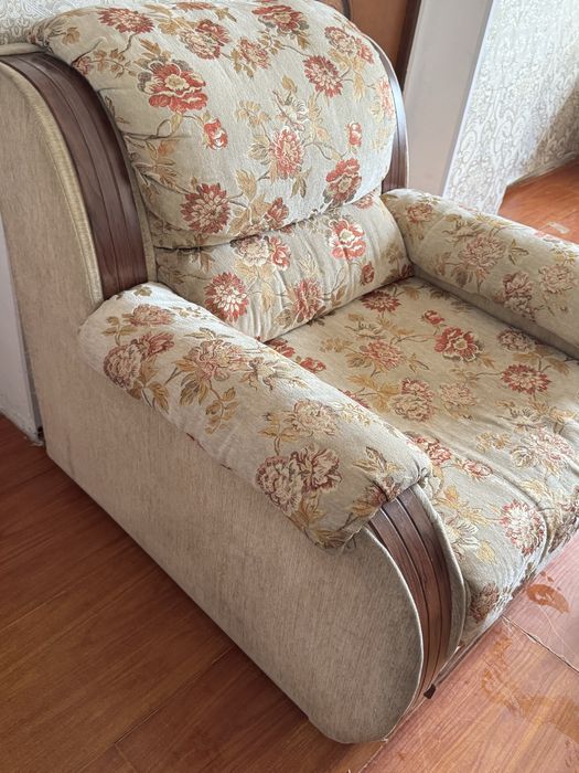 Продам комплект угловой диван и 2 кресла