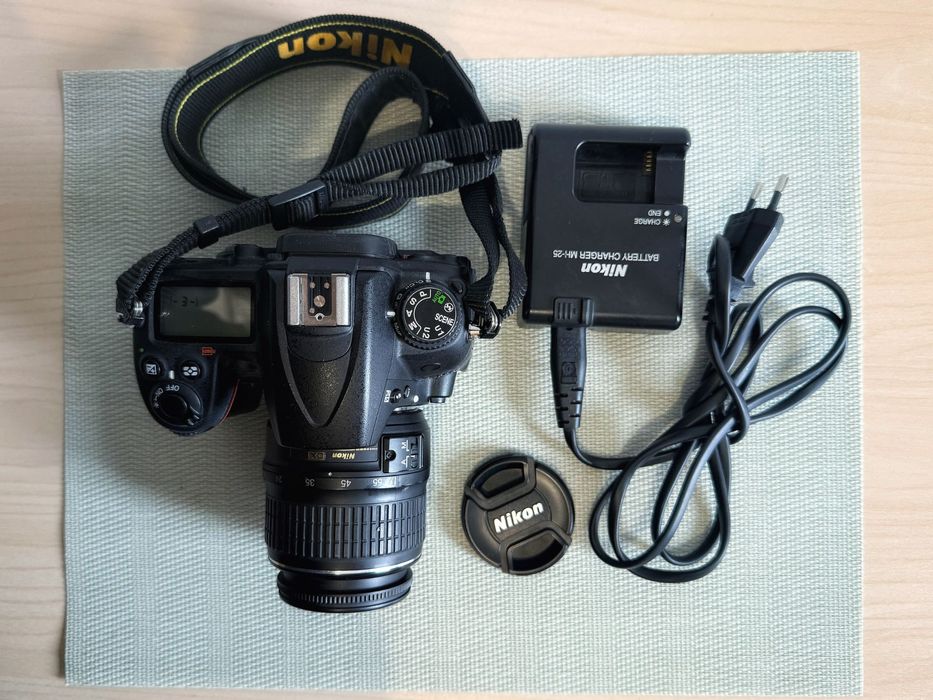 Nikon D7000 + obiectiv Nikon 18-55mm f/3.5-5.6