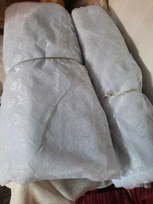 Продается тюль белого цвета ширина 2,90м.