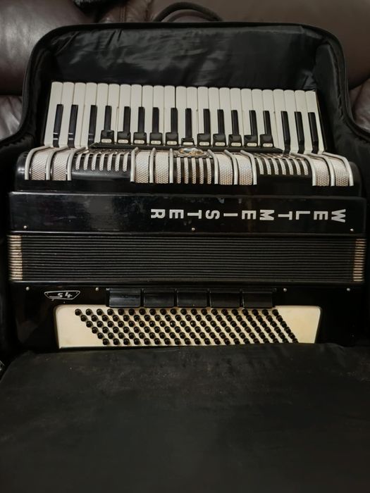 Продавам Акордеон S4 WELTMEISTER