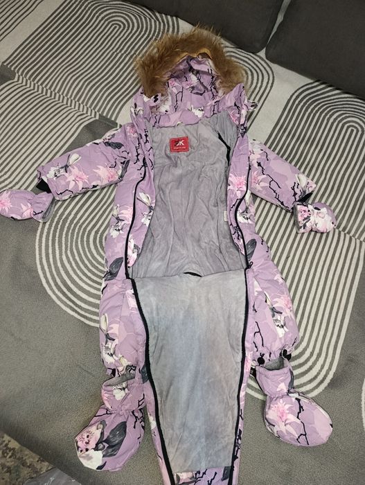Продам пуховик комбинезон-трансформер на девочку