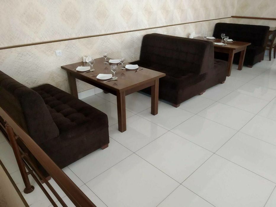 Кафе учун 6 жуфт диван ва столлар сотилади. б/у Нархи 2 млн сум