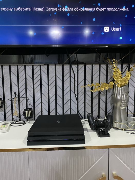 Продам Sony PS4 PRO 1TB