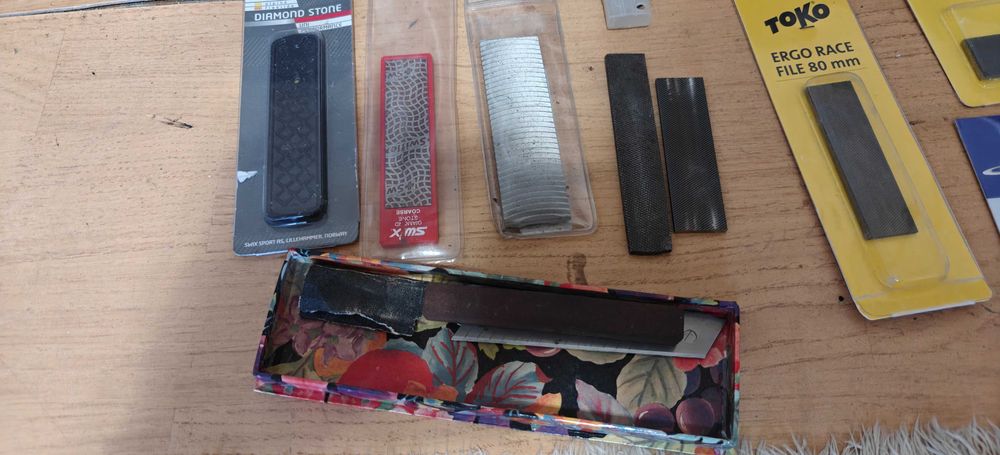 Kit reparatii schiuri (ceara, ascutitoare, pile, razuitoare, lamele, perii, cofix, fier calcat)