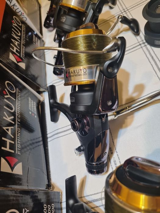Vand 4 mulinete Hakuyo XY 7000 cu baitrunner 10 rulmenti