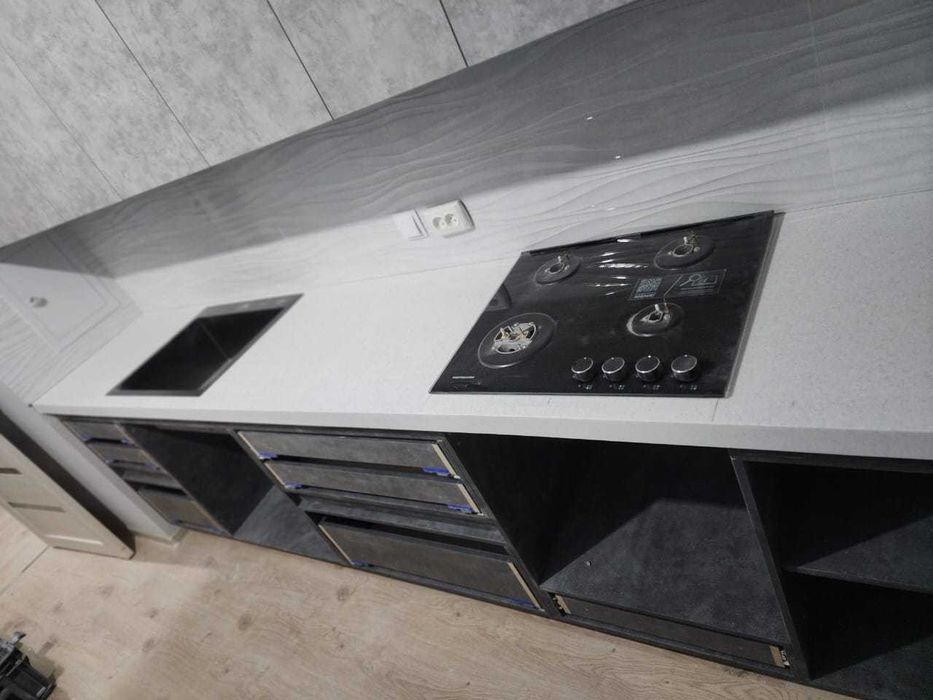 Столешница из кварца и акрила (искусственный камень) на кухню