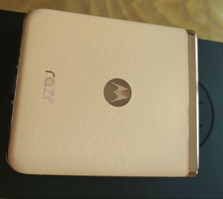 Motorola Razr 40 Ultra 5G – PANTONE Peach Fuzz – 8GB/256GB – перфектно състояние