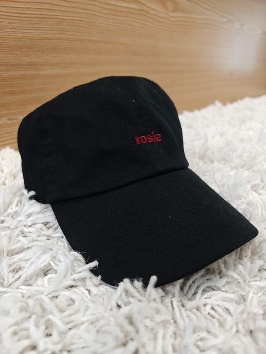 Оригинална шапка на Rosé от Blackpink