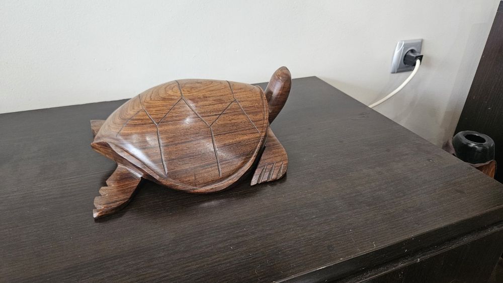 Изключително голяма, тежка фигура на костенурка от дърво.