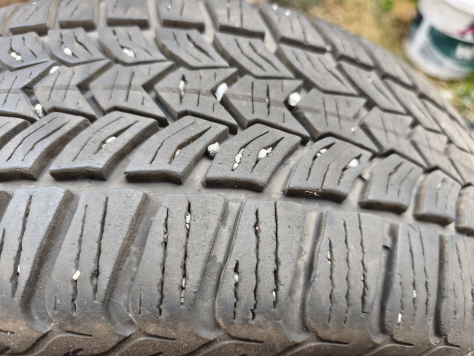 Vând set 4 roți de iarnă cu jante și capace originale Dacia anvelope Debica dot 48  2024