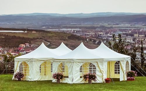 Cort Mese Scaune Becuri Farfurii Podea