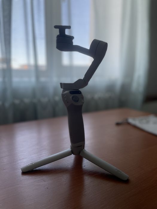 Продаю стабилизатор DJI osmo mobile se