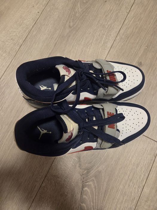 Момчешки обувки Nike Jordan син, бял, червен цвят