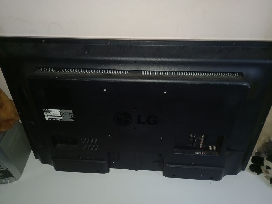 Vand plazma marca LG pentru pese ea functioneza dar se vede pe jumate.