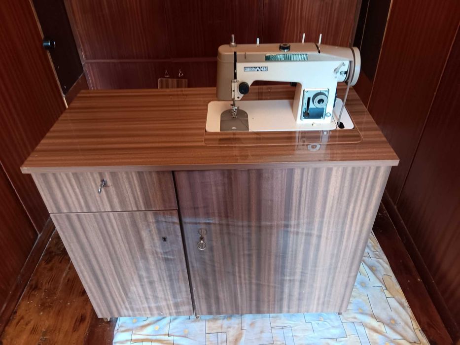 Продавам полска шевна машина Лучник!