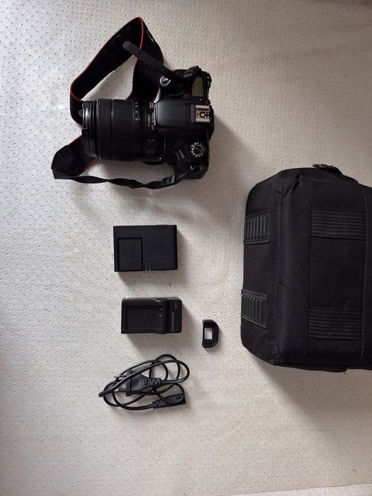 Canon 77D в хорошем состояние