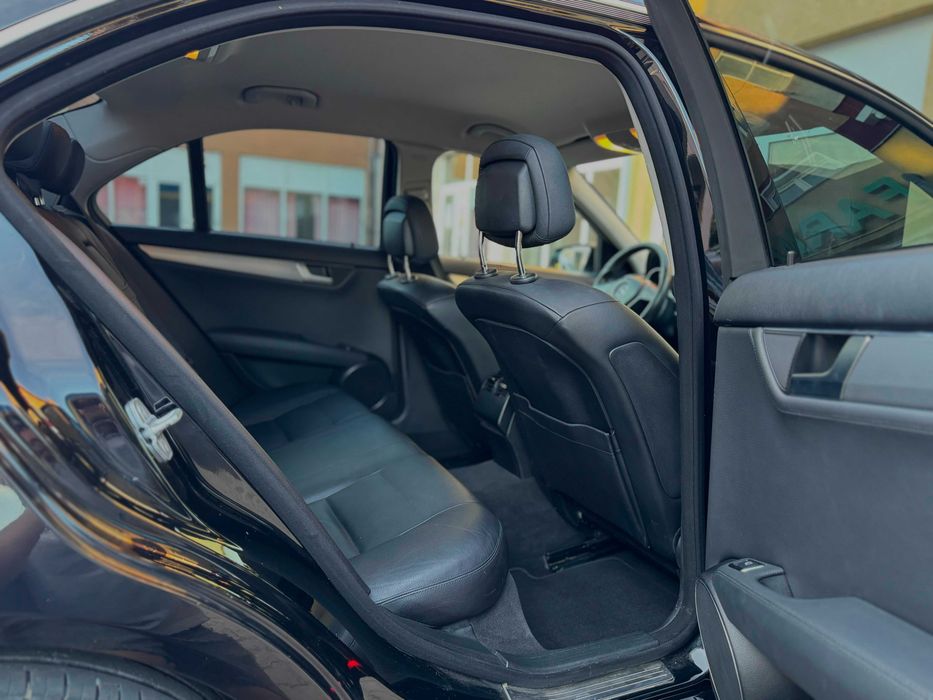 Mercedes-Benz C220 Avantgarde 170 CP 2012 Automată Distronic Plus