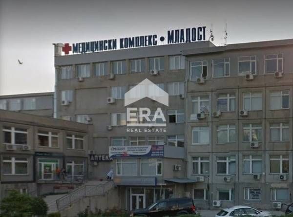 Обзаведен лекарски кабинет под наем, с две работни помещения, в Медици