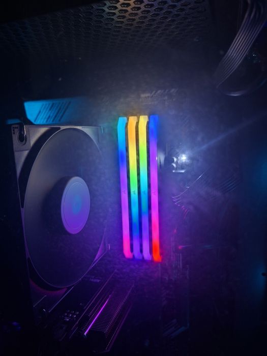 (Vândut) Memorii RAM Corsair Vengeance RGB, ddr4, 32 GB