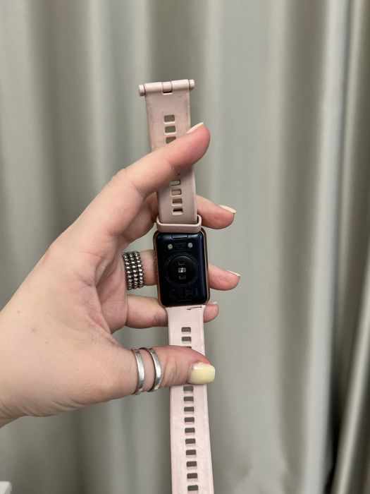 Продам часы Huawei watch fit
