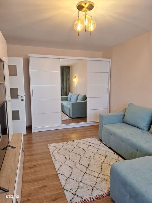 Garsonieră de închiriat, decomandată – renovată si mobilată