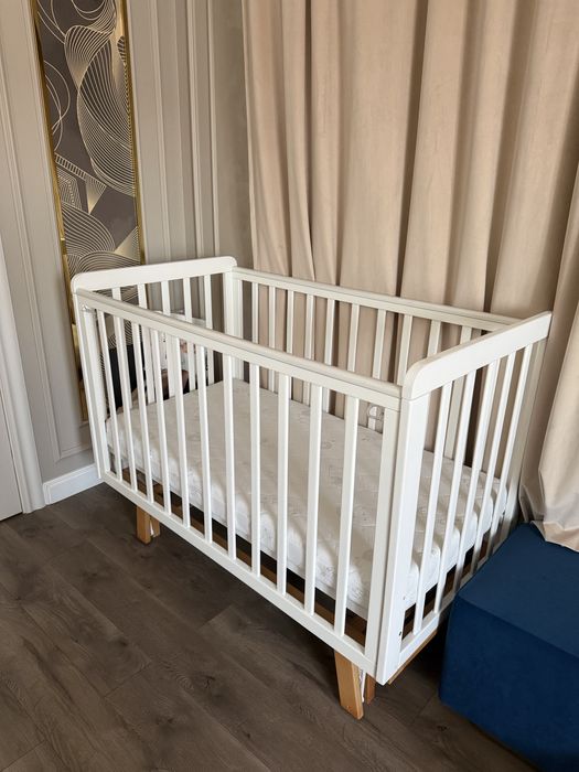 детская кроватка и комод