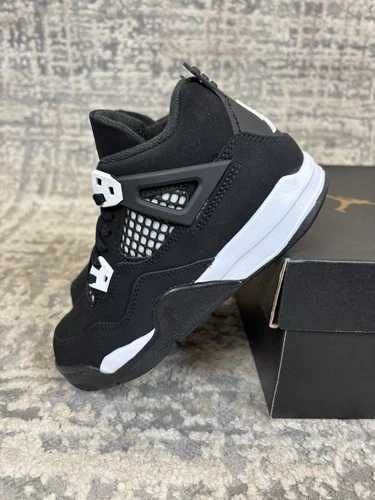 Sneakers Jordan4 White Thunder cu eticheta (nu Nike, Gucci, Adidas, Balenciaga)