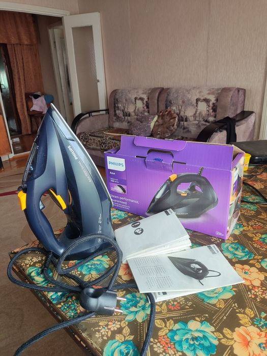 Утюг Philips DST7060 — 3000Вт, мощный паровой удар, SteamGlide