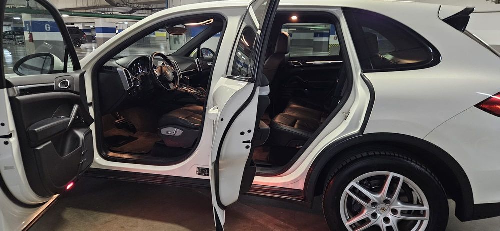 Vand Porsche Cayenne, 3.0 diesel, an 2013, Alb Perla 4x4, Ingrijit Acte la Zi