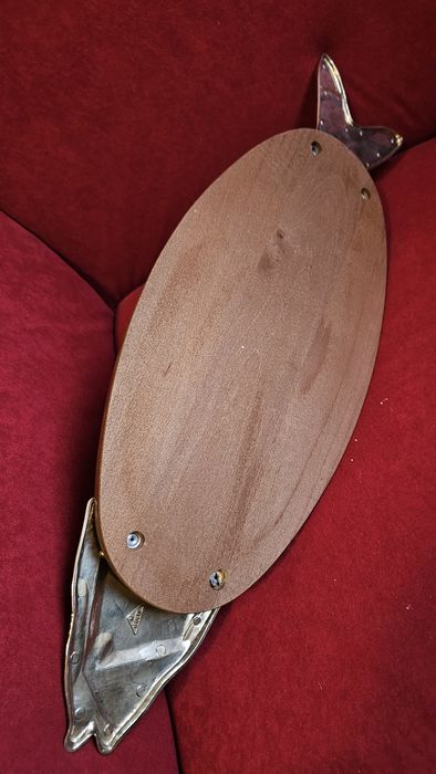 Platou pentru servit pește din lemn si metal argintat.