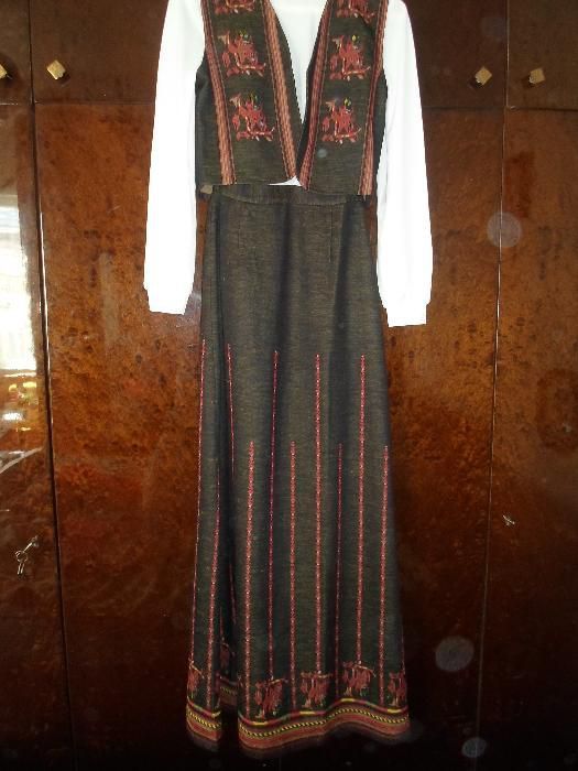 Народна носия с фабрично тъкани народни мотиви.