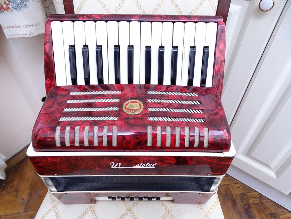 Много запазен стар акордеон Велтмайстер 12 баса