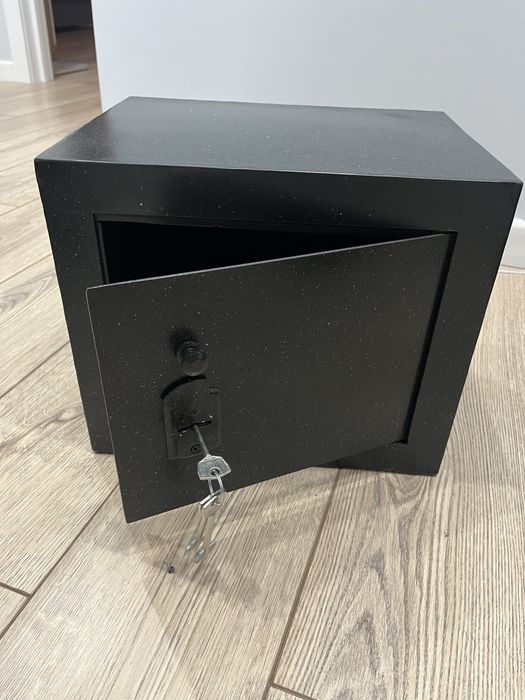 Продам новый сейф из крепкого металла