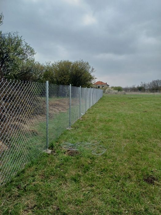 Изграждане на огради с циментови колове, оградна мрежа