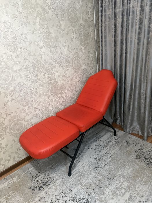 Продам кушетку срочно стульчики в подарок