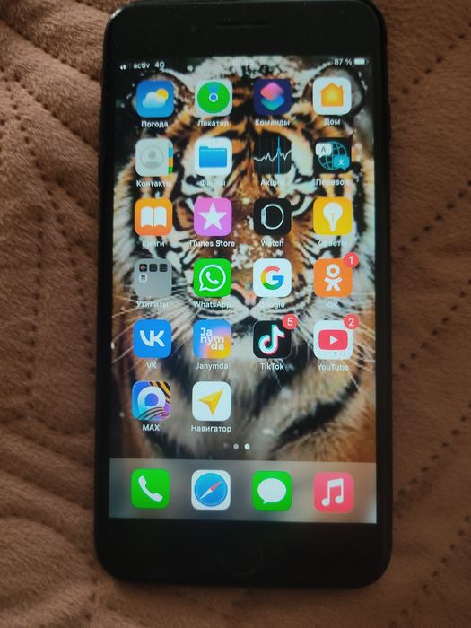 Продам айфон 7+.